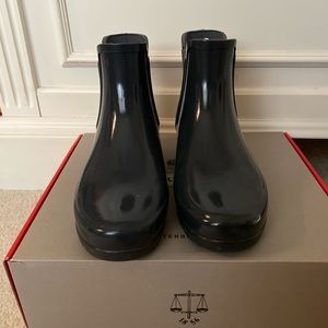 BRAND NEW! Glossy Gray Chelsea Hunter Boots